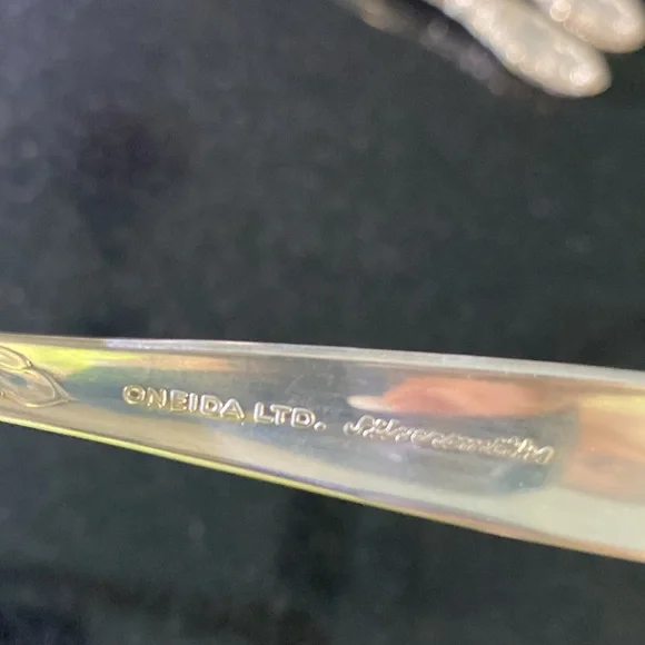 Vintage Oneida Ltd Silversmiths Flatware Set of 45 Pieces with Anti Tarnish Box - Picture 13 of 17